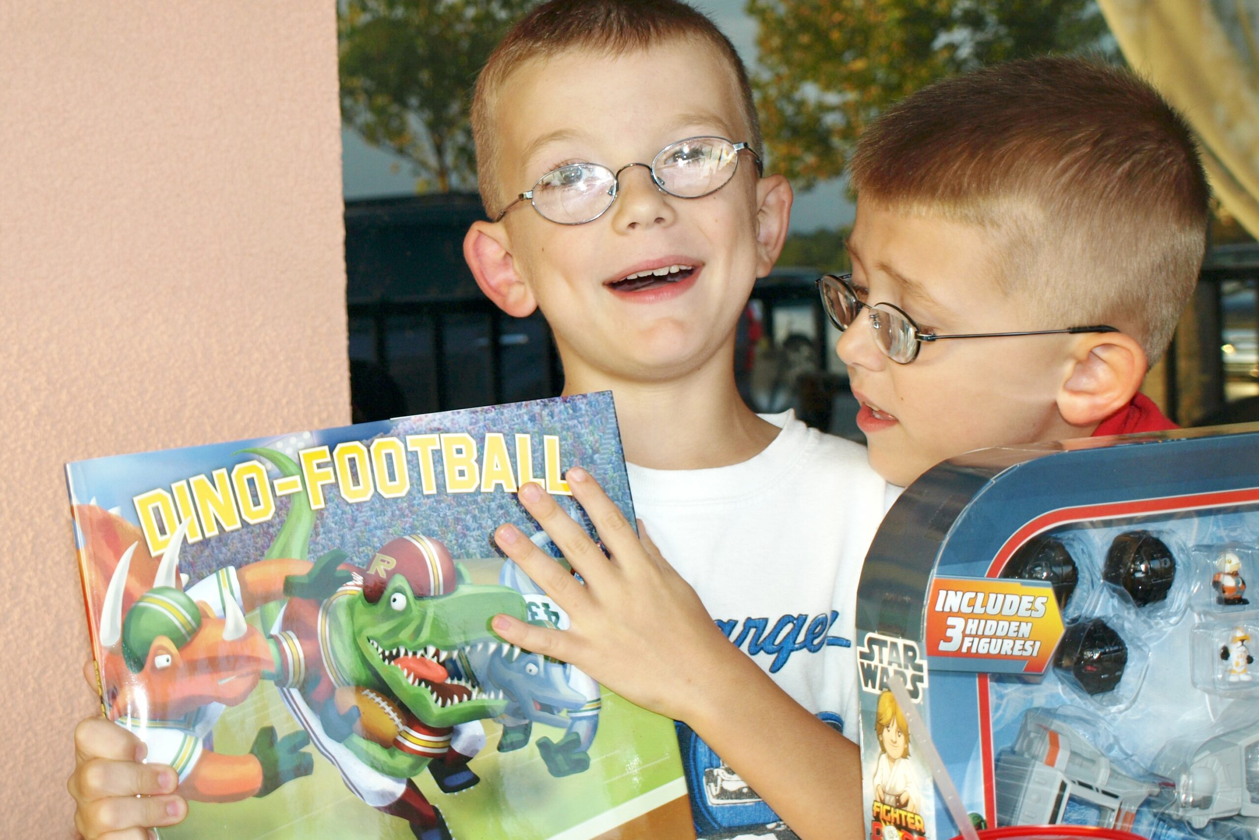 OLYMPUS DIGITAL CAMERA Full Speed proudly shows off his present as T.Puzzle takes a peek.
